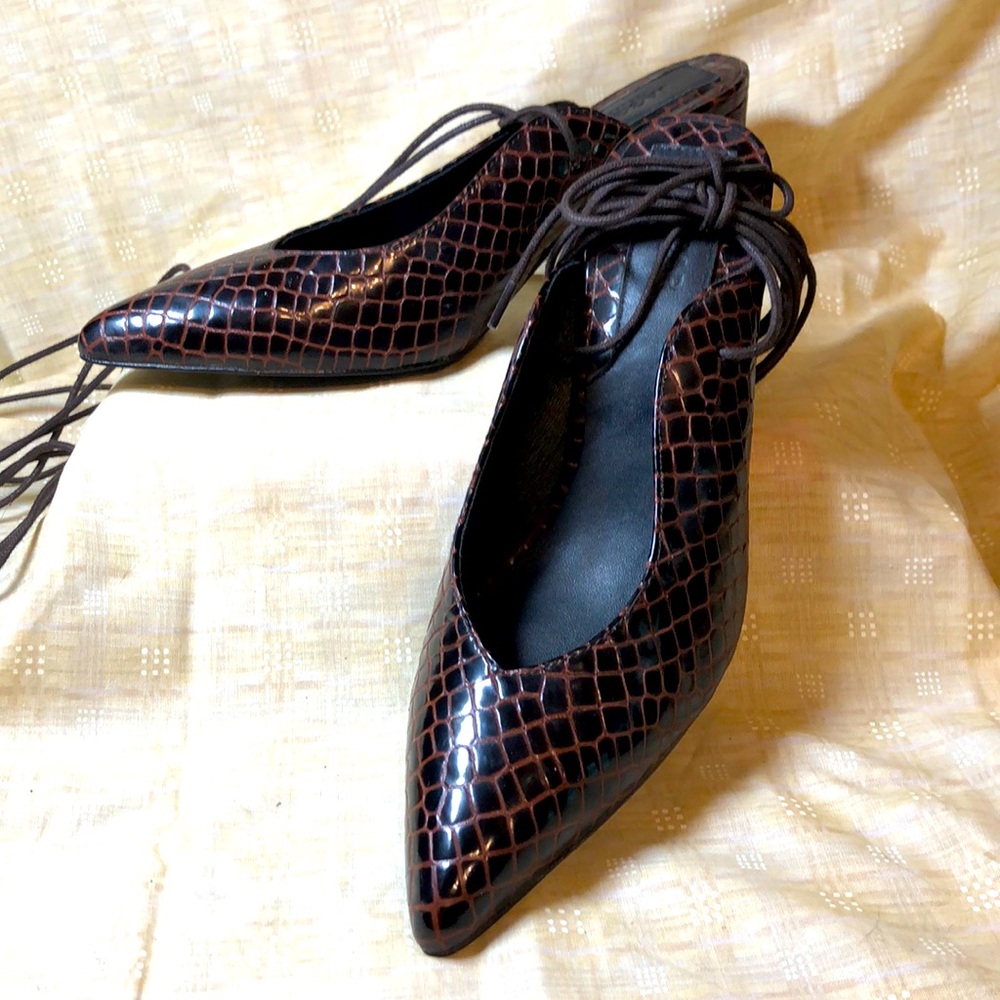 Laced Croc Pumps, brown, size 9. Jagger